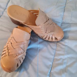 RETRO TAN CLOGS WOVEN LEATHER SIZE 7 AND ONE HALF